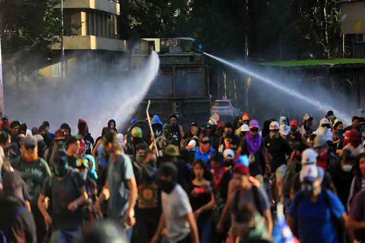 Detectan sustancias tóxicas en agua lanzada a manifestantes