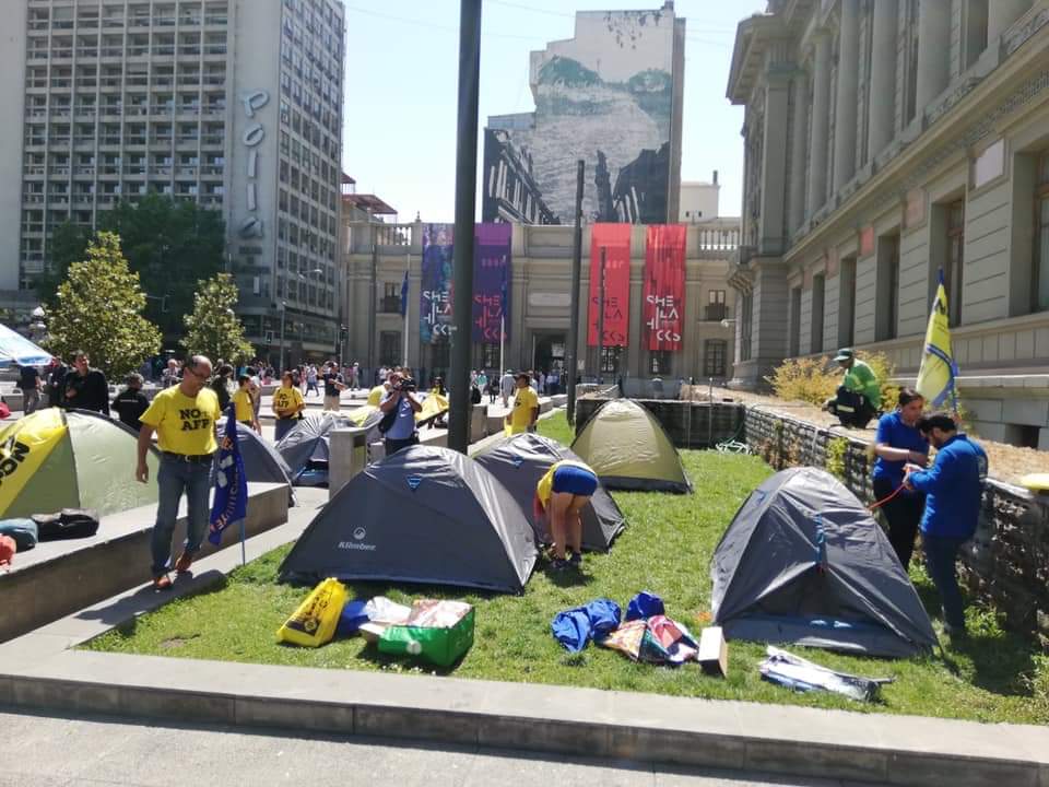 Instalan campamento frente a sede del Congreso