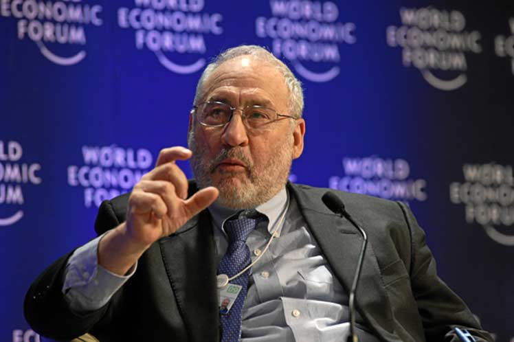 Premio Nobel Joseph Stiglitz, Thomas Piketty y otros destacados economistas apoyan a Gabriel Boric