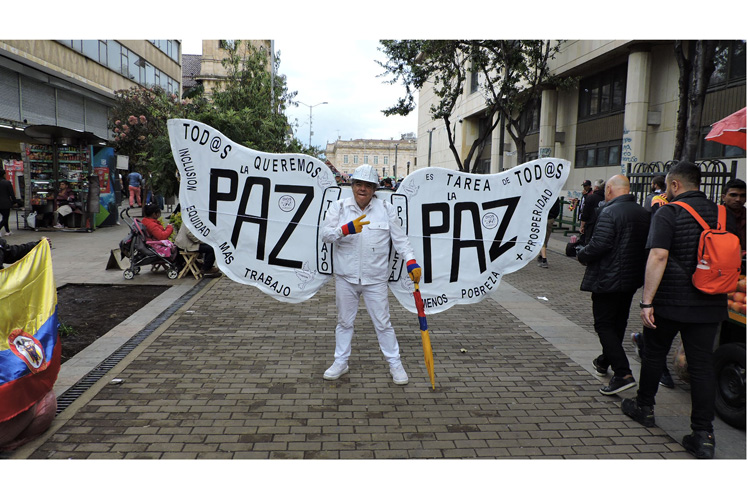 Miles en calles de Colombia con diferentes expresiones de protesta
