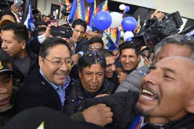 Multitudinario recibimiento en Bolivia a candidato del MAS Luis Arce