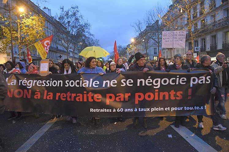 Lucha contra la reforma de pensiones continúa en calles francesas
