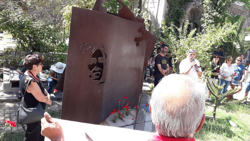 Ultrajan tumba de líder comunista Gladys Marín