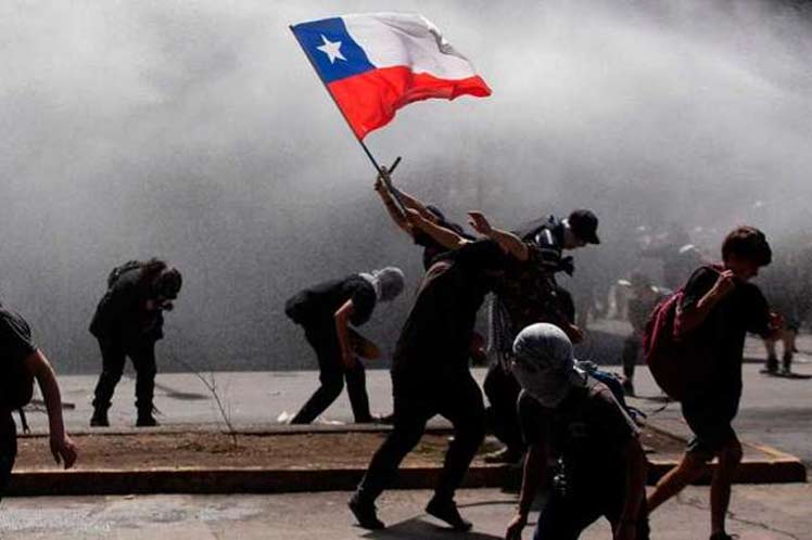 Decenas de detenidos en otra jornada de protestas en capital de Chile