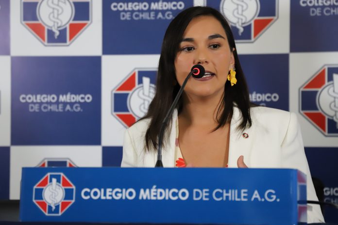 Denuncian amenazas de muerte a presidenta de Colegio Médico de Chile
