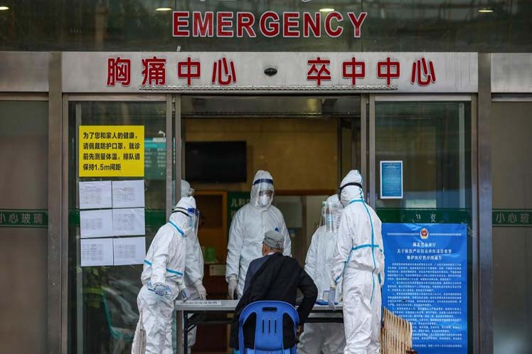 Detienen alta médica en Wuhan, China, tras reinfecciones de Covid-19