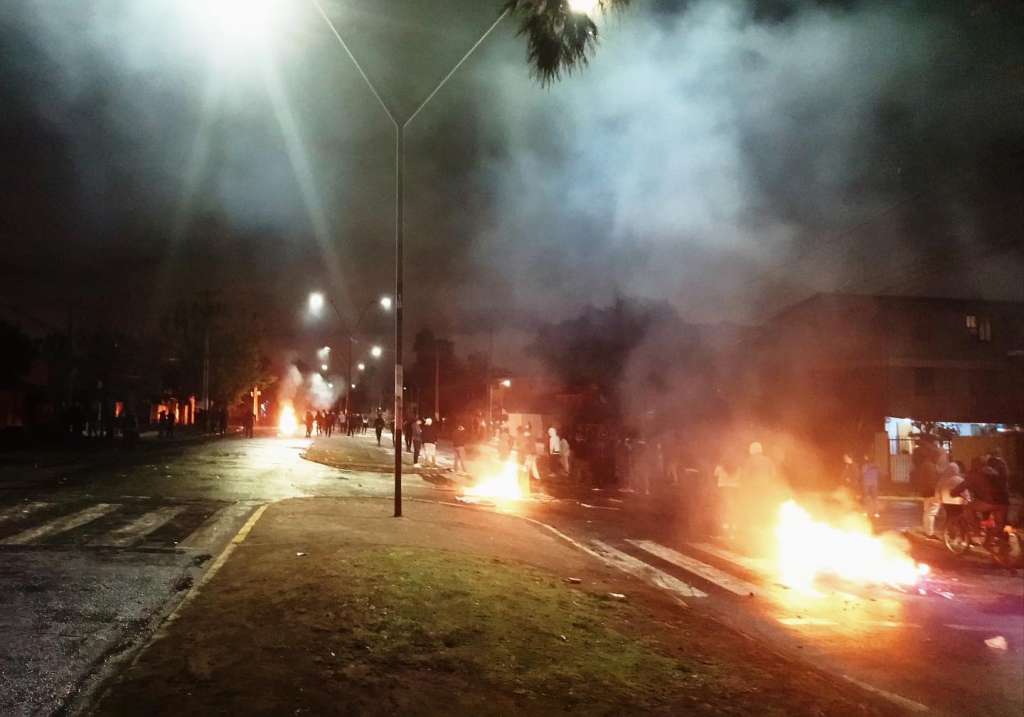 Protestas y violencia en Santiago por aniversario de Carabineros