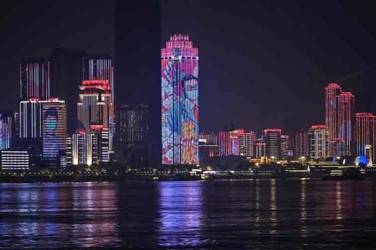 COVID–19: ciudad china de Wuhan celebra con luces levantamiento de cuarentena