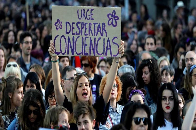 Mujeres de oposición emplazan al Gobierno a respaldar post natal de emergencia