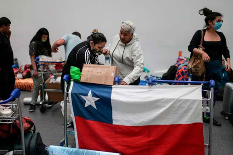 Cajas de comida en Chile no alcanzan para todos los necesitados