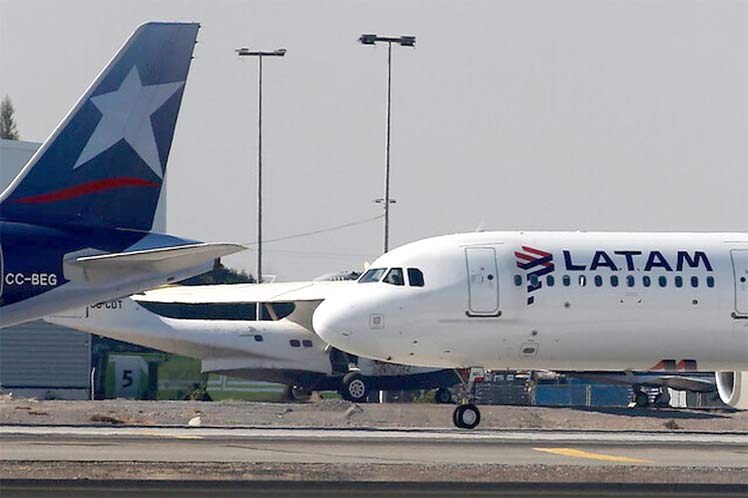 Pilotos chilenos de Latam preparan huelga por razones salariales