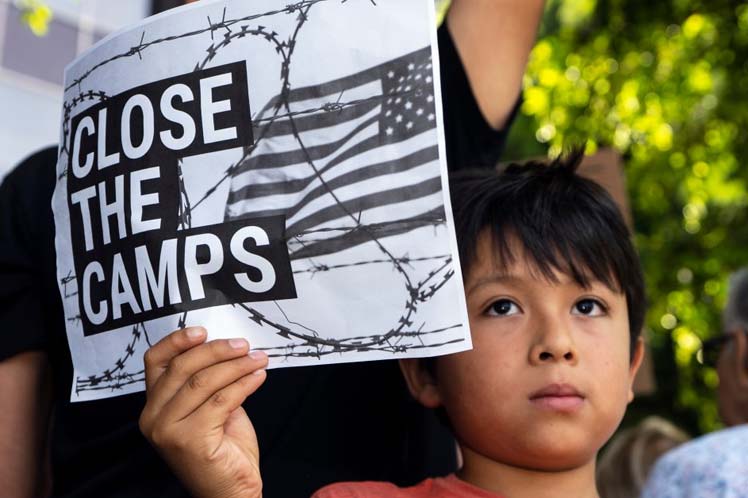 Jueza de distrito de Estados Unidos ordena liberar a niños migrantes