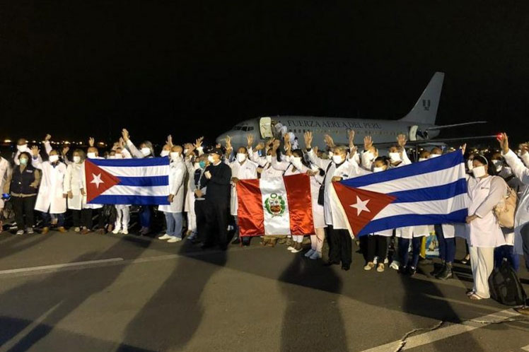 Médicos cubanos viajan a regiones de Perú afectadas por Covid-19
