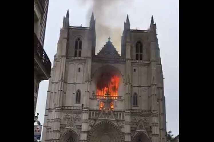 Confiesa responsable de fuego en catedral de Nantes, en Francia