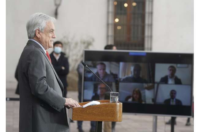 Piñera anuncia ayuda a clase media para impedir reforma de pensiones