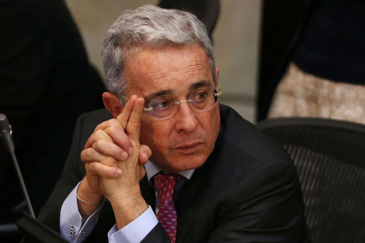 Notifican al Congreso colombiano para suspender a Uribe como senador