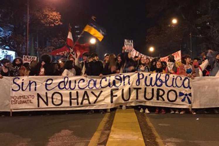 Marchan estudiantes de Uruguay en defensa de educación pública