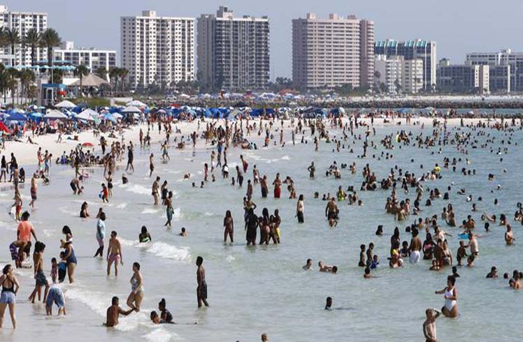 Multitudes abarrotaron playas de EE.UU., pese a impacto de pandemia