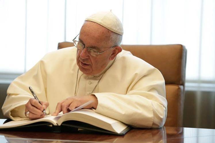 Firma papa Francisco su tercera encíclica titulada Hermanos Todos
