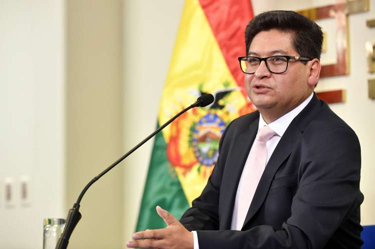 Ministro de Bolivia ratifica caída al fondo de economía