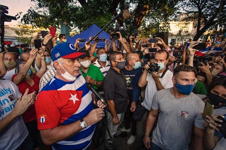 Presidente de Cuba acude a San Antonio de los Baños y marcha junto al pueblo en defensa de la revolución