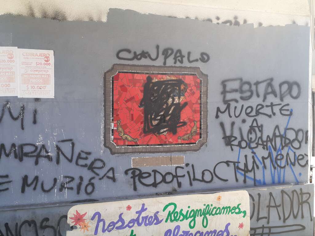 Acto xenofóbico en Santiago, nuevamente destruyen mosaico de Pedro Lemedel a cuadras de la Moneda