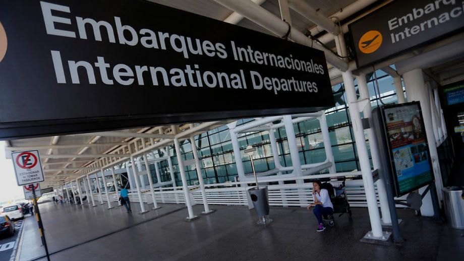 Ómicron: Diputado Castro pide cerrar el Aeropuerto de Santiago