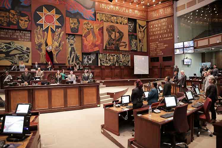 Consejo Electoral de Ecuador entrega credencial a nuevos legisladores