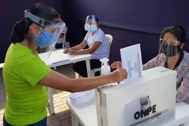 Peruanos en Chile votan en elecciones de su país