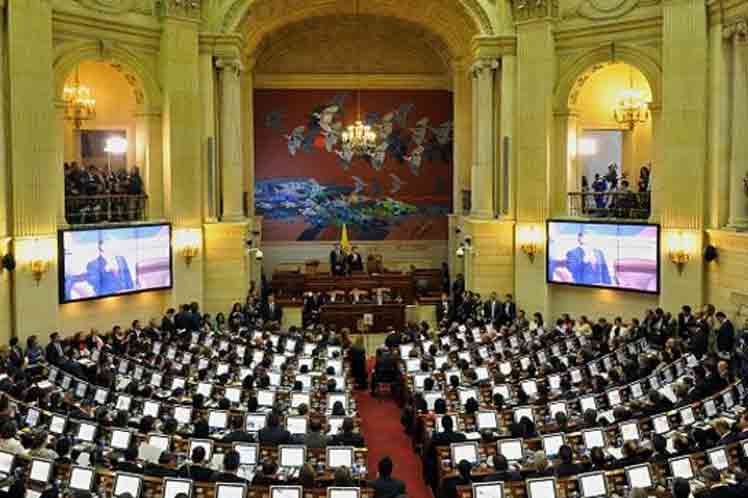 Califican de histórico debate sobre coca en Congreso de Colombia