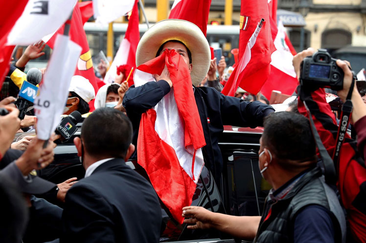 Jubiloso recibimiento a candidato Pedro Castillo en capital peruana