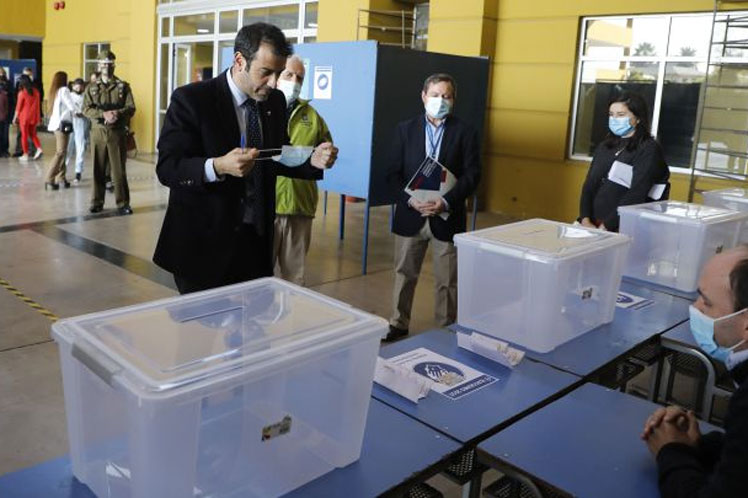 Abren centros de votación en elecciones de gobernadores en Chile