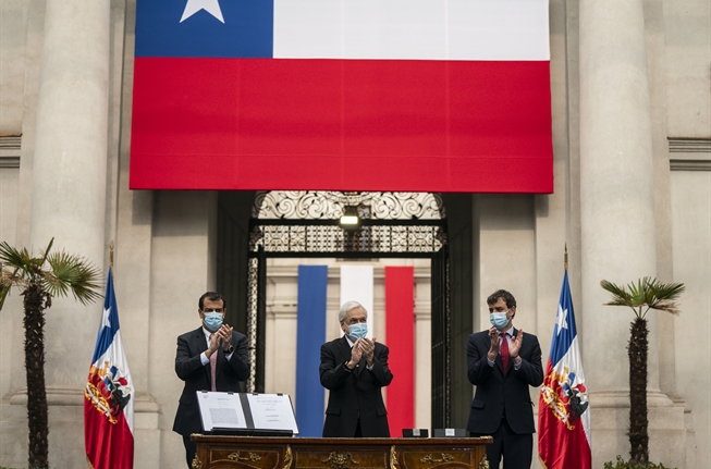Convocan a apertura de Convención Constitucional en Chile