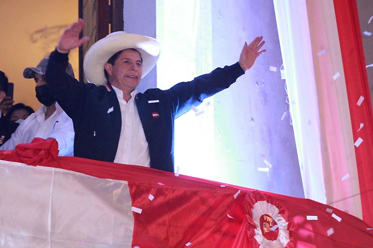Mandatario de Perú rechaza indignado posibilidad de renunciar