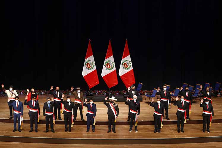 Gabinete incompleto jura ante nuevo presidente peruano Pedro Castillo