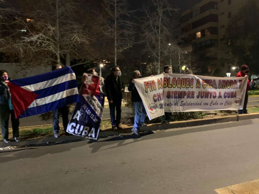 Chilenos se agrupan en embajada de Cuba en apoyo a la revolución 