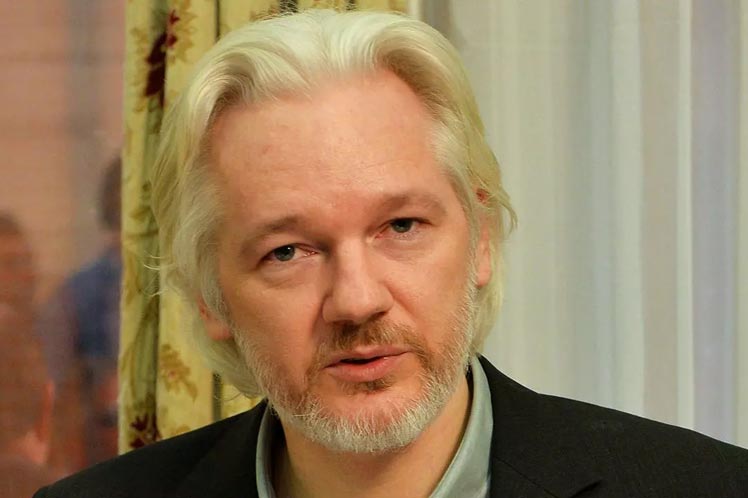 Assange cumple 50 años de edad encerrado en cárcel británica