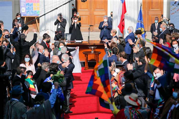 Declaración de constituyentes genera amplias reacciones en Chile