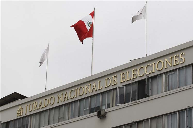 A un mes de balotaje, Perú sigue esperando proclamación presidencial