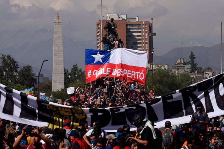 Un gobierno en crisis, sin nueva Constitución y con temores de represión: Chile conmemora el tercer aniversario del estallido social