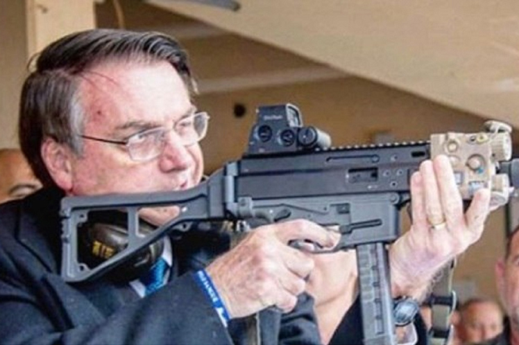 Bolsonaro invita a todos en Brasil a comprarse un rifle
