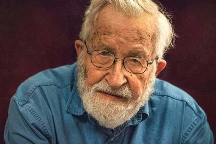 Chomsky denunció que élite en Brasil desprecia a los pobres