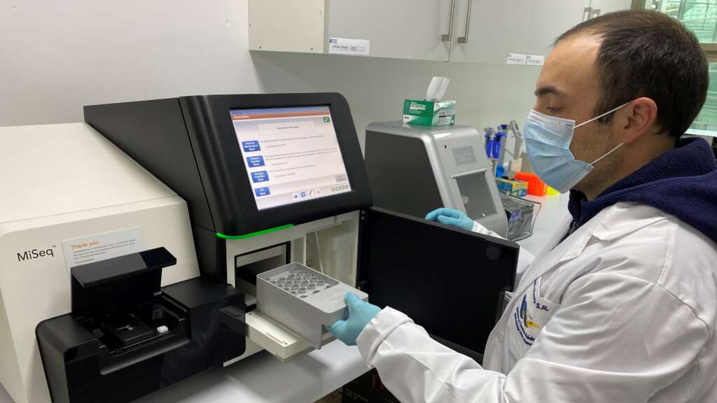 Universidad de Valparaíso es la única institución de la V Región autorizada para secuenciar el coronavirus y detectar nuevas variantes