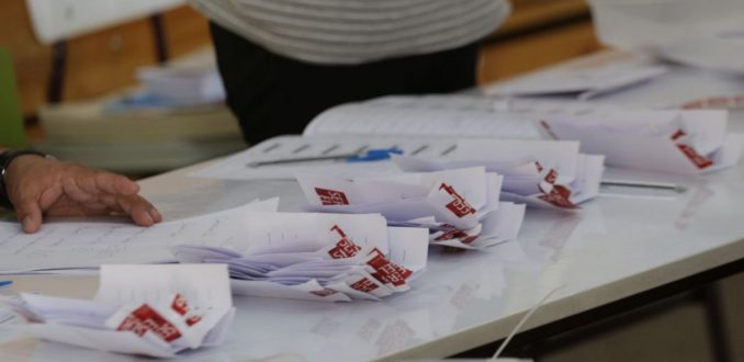 Cierran colegios electorales en Chile