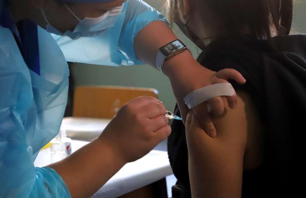 Santiago dio inicio a la vacunación contra el COVID-19 para estudiantes de la comuna