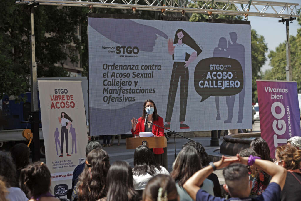 «STGO libre de acoso»: Municipio lanza encuesta de opinión ciudadana sobre ordenanza contra el acoso callejero
