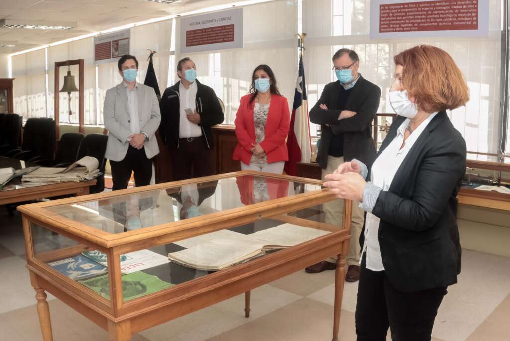 La UV asesoró a Liceo Eduardo de la Barra en la creación de museo que incluye documentos de 160 años de antigüedad