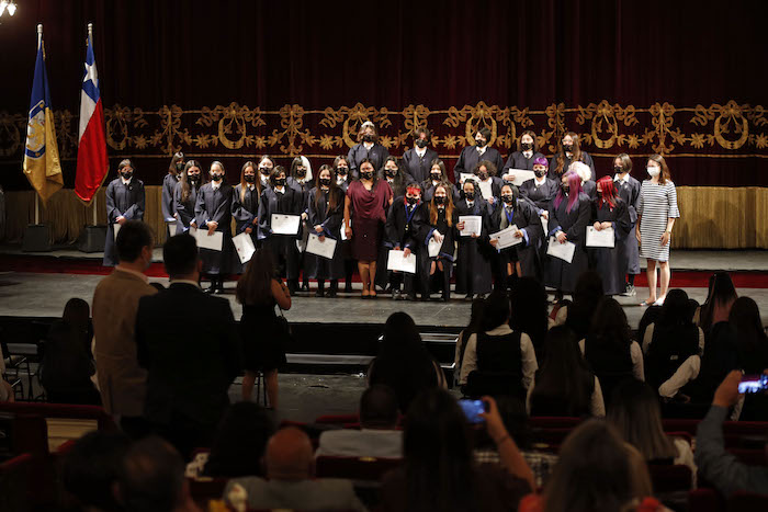 Alcaldesa Irací Hassler participó en emotiva graduación de cuartos medios del Liceo Bicentenario Teresa Prat en el Teatro Municipal