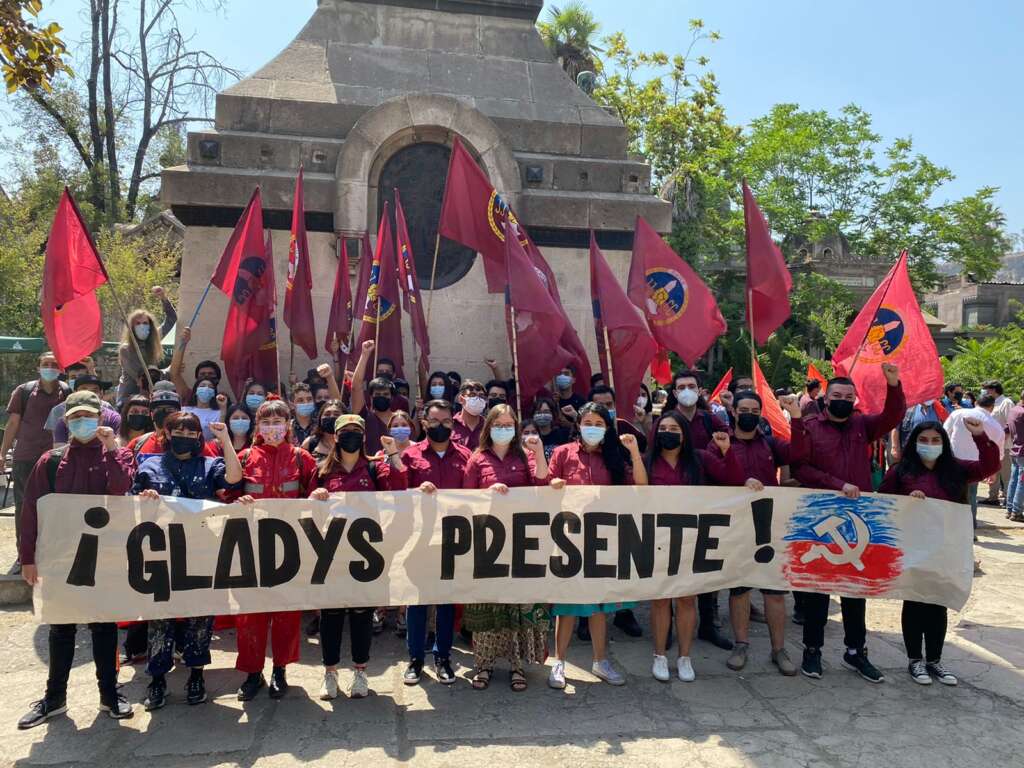 Comunistas realizan acto en desagravio a tumba de Gladys Marín