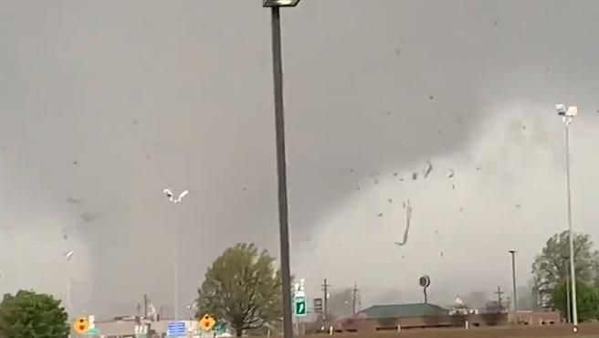 Al menos 24 tornados dejan muerte y destrucción en EEUU